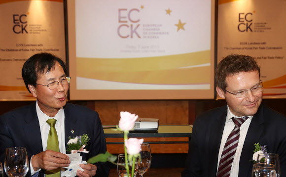 대화나누는 노대래 위원장과 틸로 헬터 회장