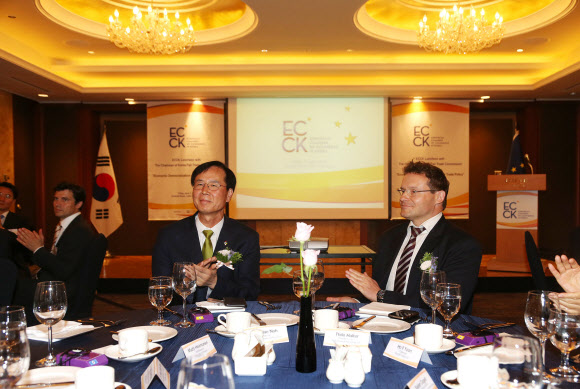 대화나누는 노대래 위원장과 틸로 헬터 회장