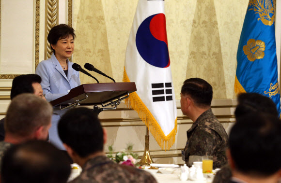 박근혜 대통령이 7일 청와대 영빈관에서 열린 전군 주요지휘관 격려 오찬에서 인사말을 하고 있다.  연합뉴스