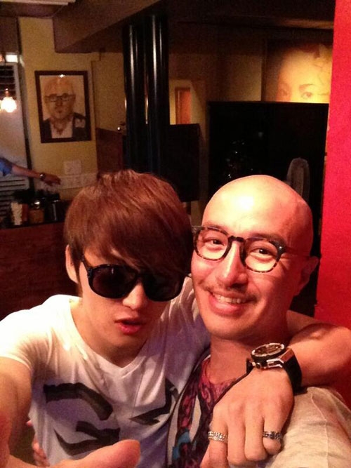 홍석천과 김재중의 절친 인증사진이 온라인에서 화제다. <br>출처=홍석천 트위터