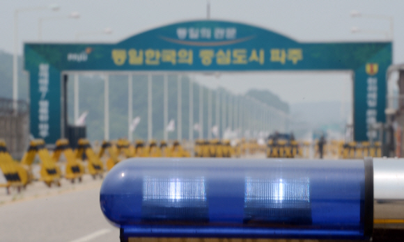 남북간에 대화분위기가 조성되고 있는 7일 오후 경기 파주 통일대교앞에 파란색 불이 켜져 있다.  도준석 pado@seoul.co.kr