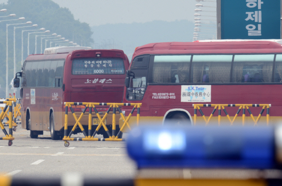 남북간에 대화분위기가 조성되고 있는 7일 오후 관광버스들이 경기 파주 통일대교를 지나고 있다.  도준석 pado@seoul.co.kr