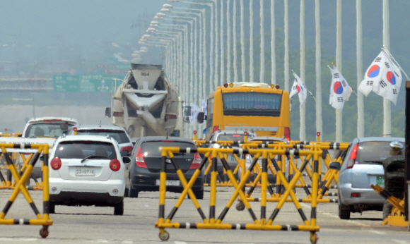 남북간에 대화분위기가 조성되고 있는 7일 오후 경기 파주 통일대교에 많은 차량들이 드나들고 있다. 도준석 pado@seoul.co.kr