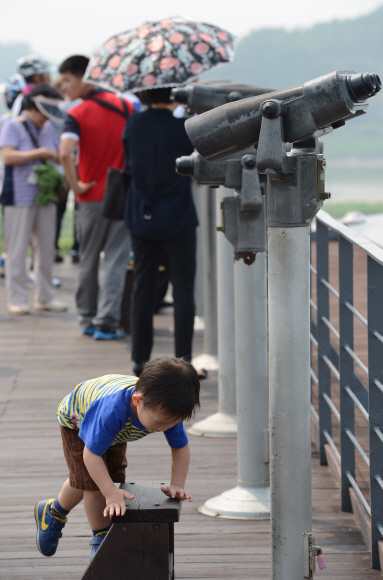 남북간에 대화분위기가 조성되고 있는 7일 오후 경기 파주 임진각에서 한 어린이가 망원경을 보기위해 받침대로 올라가고 있다.  도준석 pado@seoul.co.kr