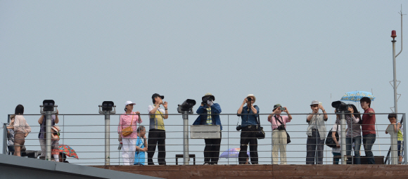 남북간에 대화분위기가 조성되고 있는 7일 오후 경기 파주 임진각에 관광객들이 망원경을 보고 있다. 도준석 pado@seoul.co.kr