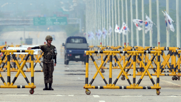 남북간에 대화분위기가 조성되고 있는 7일 오후 경기 파주 통일대교에 군인들이 근무를 서고 있다.  도준석 pado@seoul.co.kr