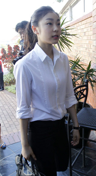 평창 유치위 홍보대사 김연아  평창동계올림픽유치위원회 홍보대사인 피겨스타 김연아가 2일 오후 남아공 더반 리버사이드호텔에서 열린 유치위의 프레젠테이션 예행연습에 참가하기 위해 로비로 들어서고 있다.  연합뉴스