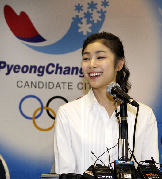 평창 유치위 홍보대사 김연아  평창동계올림픽유치위원회 홍보대사인 피겨스타 김연아가 2일 오후 남아공 더반 리버사이드호텔에서 유치위의 프레젠테이션 예행연습을 마친 뒤 기자회견을 하고 있다.  연합뉴스