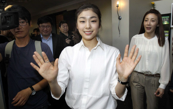 평창 유치위 홍보대사 김연아  평창동계올림픽유치위원회 홍보대사인 피겨스타 김연아가 2일 오후 남아공 더반 리버사이드호텔에서 유치위의 프레젠테이션 예행연습과 기자회견을 마친 뒤 호텔을 떠나고 있다. 연합뉴스