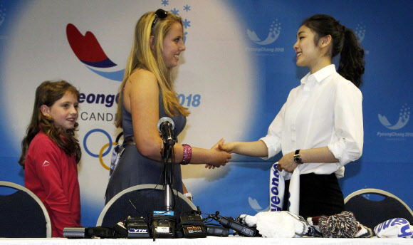 김연아와 평창 ‘드림 프로그램’ 소녀 평창동계올림픽유치위원회 홍보대사인 피겨스타 김연아가 2일 오후 남아공 더반 리버사이드호텔에서 타마라 제이콥스를 만나 인사하고 있다. 제이콥스는 평창이 2010년 동계올림픽 유치에 도전하는 과정에서 IOC에 공약한 ‘드림 프로그램’에 참가했으며 13세이던 2005년 서울과 강원도에서 피겨 스케이팅 교육을 받았다.맨 왼쪽은 제이콥스의 동생으로 남아공 피겨스케이팅 대표인 첼시 제이콥스. 연합뉴스