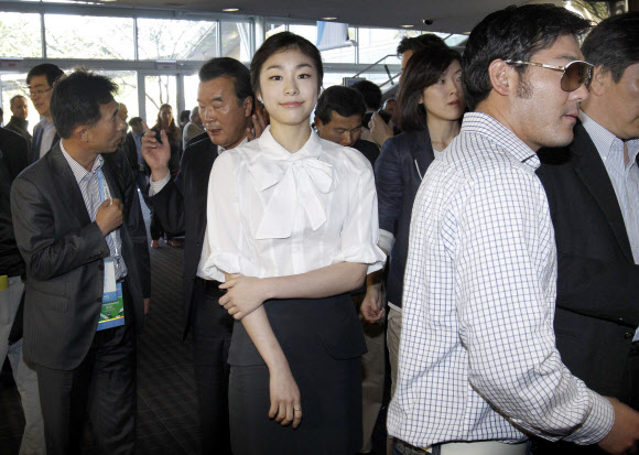 김연아와 토비도슨 2018년 동계올림픽 개최지 결정을 위한 국제올림픽위원회(IOC) 총회를 사흘 앞둔 3일 평창동계올림픽유치위원회 홍보대사 김연아가 토비도슨(오른쪽 안경 착용)과 함께 프리젠테이션을 위해 남아공 더반 국제컨벤션센터로 들어서고 있다. 연합뉴스