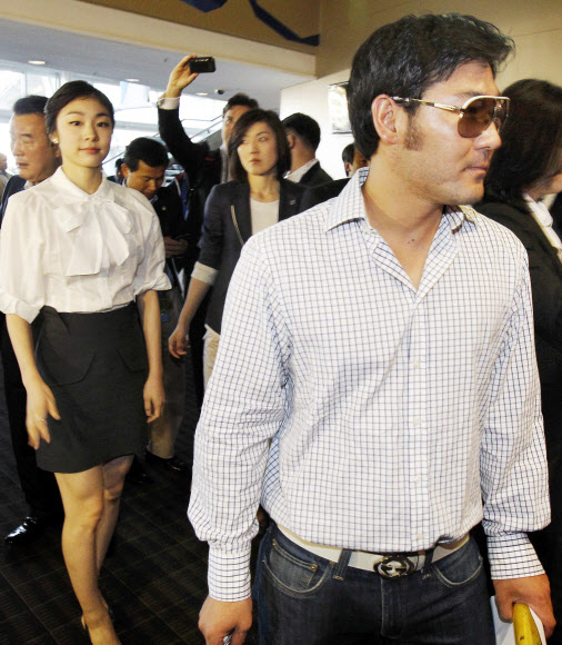 2018년 동계올림픽 개최지 결정을 위한 국제올림픽위원회(IOC) 총회를 사흘 앞둔 3일 평창동계올림픽유치위원회 홍보대사 김연아가 토비도슨(오른쪽 안경 착용)과 함께 프리젠테이션을 위해 남아공 더반 국제컨벤션센터로 들어서고 있다. 연합뉴스