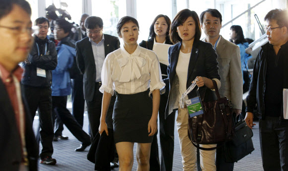 2018년 동계올림픽 개최지 결정을 위한 국제올림픽위원회(IOC) 총회를 사흘 앞둔 3일 평창동계올림픽유치위원회 홍보대사 김연아가 토비도슨(오른쪽 안경 착용)과 함께 프리젠테이션을 위해 남아공 더반 국제컨벤션센터로 들어서고 있다. 연합뉴스