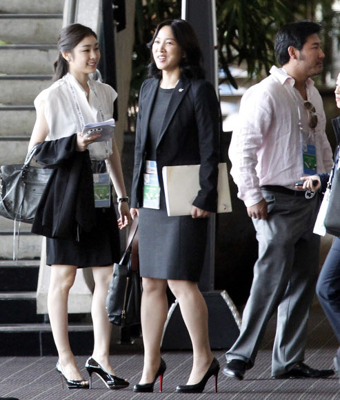 IOC 총회 최종 리허설  2018년 동계올림픽 개최지 결정을 위한 국제올림픽위원회(IOC) 총회를 이틀 앞둔 4일 평창동계올림픽유치위원회 관계자들이 비공개 최종 리허설을 위해 남아공 더반 국제컨벤션센터로 들어서고 있다. 연합뉴스