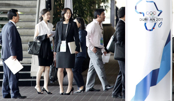 IOC 총회 최종 리허설  2018년 동계올림픽 개최지 결정을 위한 국제올림픽위원회(IOC) 총회를 이틀 앞둔 4일 평창동계올림픽유치위원회 관계자들이 비공개 최종 리허설을 위해 남아공 더반 국제컨벤션센터로 들어서고 있다. 연합뉴스