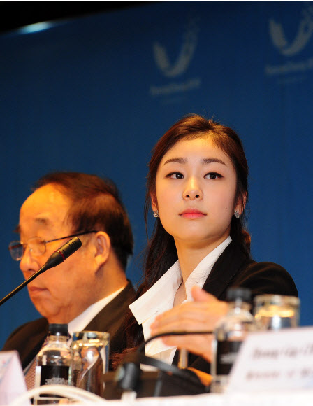 외신기자 질문듣는 김연아 4일 오후(현지시간) 남아프리카공화국 더반 IOC 미디어호텔에서 열린 평창 동계올림픽 유치위 기자회견에서 김연아 선수가 외신기자 질문을 듣고 있다. 왼쪽은 박용성 KOC위원장. 연합뉴스