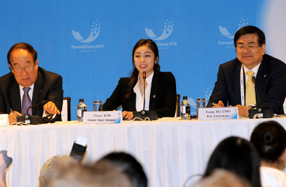 4일 오후(현지시간) 남아프리카공화국 더반 IOC 미디어호텔에서 열린 평창 동계올림픽 유치위 기자회견에서 김연아 선수가 외신기자 질문에 답하고 있다.  연합뉴스