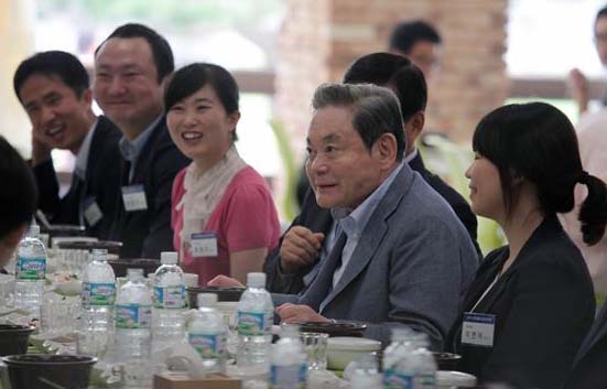 이건희(오른쪽 두번째) 삼성그룹 회장이 지난해 경기 수원시 영통구 매탄동 삼성전자 수원사업장에서 선진제품비교전시회에 참가한 직원들과 식사를 하고 있다. 삼성그룹 제공
