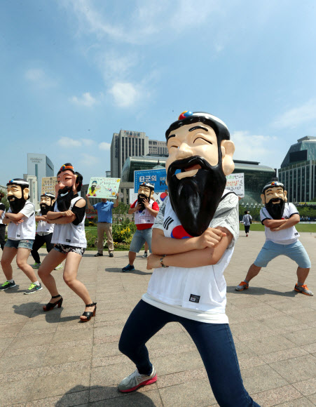 4382번째 단군왕검 탄신일을 하루 앞둔 9일 서울 시청광장에서 세계국학원청년단과 서울국학원 관계자들이 단군왕검 탈을 쓰고 ‘젠틀맨’ 댄스 플래시몹을 펼치고 있다.  연합뉴스