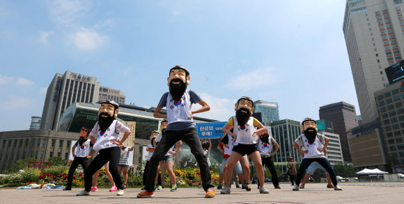 4382번째 단군왕검 탄신일을 하루 앞둔 9일 서울 시청광장에서 세계국학원청년단과 서울국학원 관계자들이 단군왕검 탈을 쓰고 ‘젠틀맨’ 댄스 플래시몹을 펼치고 있다.  연합뉴스