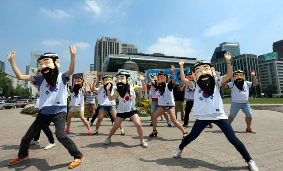 4382번째 단군왕검 탄신일을 하루 앞둔 9일 서울 시청광장에서 세계국학원청년단과 서울국학원 관계자들이 단군왕검 탈을 쓰고 ‘젠틀맨’ 댄스 플래시몹을 펼치고 있다.  연합뉴스
