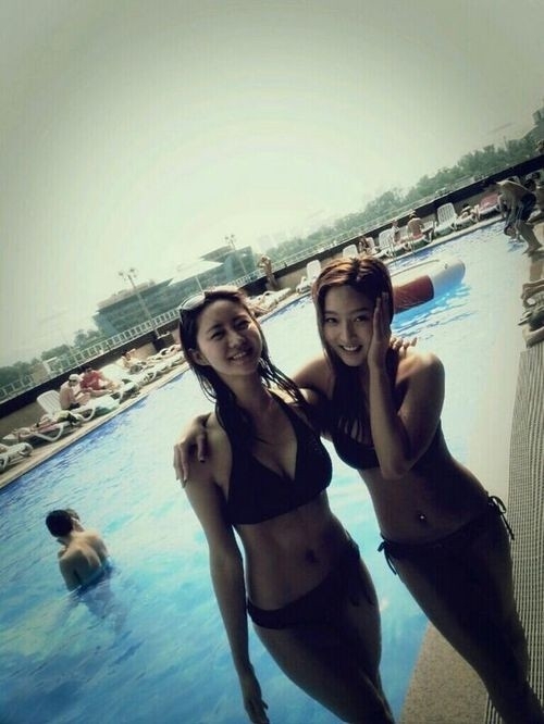 한그루(왼쪽)와 김소리가 비키니 사진을 공개해 화제다.<br>한그루 트위터
