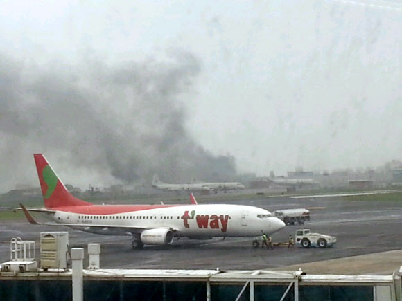 불길 치솟는 제주공항 활주로 10일 오전 11시 17분 제주국제공항 인근 해군식당에서 불이나 연기가 치솟고 있다.  연합뉴스