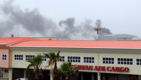 불길 치솟는 제주공항 10일 오전 11시 17분 제주국제공항 인근 해군식당에서 불이나 연기가 치솟고 있다.  연합뉴스 