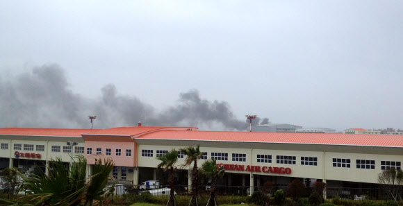 불길 치솟는 제주공항 10일 오전 11시 17분 제주국제공항 인근 해군식당에서 불이나 연기가 치솟고 있다.  연합뉴스 