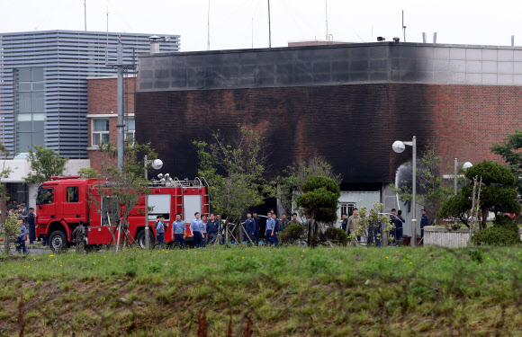 제주공항 해군 식당 화재 진화 10일 오전 불이 난 제주국제공항 내 해군 제615비행대 식당 건물 외부에서 군인들이 진화작업을 벌이고 있다.  연합뉴스