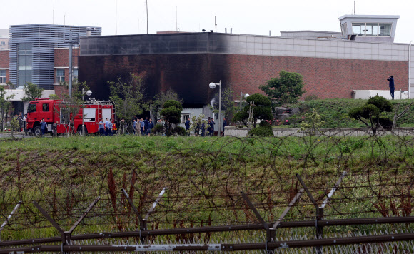 제주공항 해군 식당 화재 진화 10일 오전 불이 난 제주국제공항 내 해군 제615비행대 식당 건물 외부에서 군인들이 진화작업을 벌이고 있다.  연합뉴스