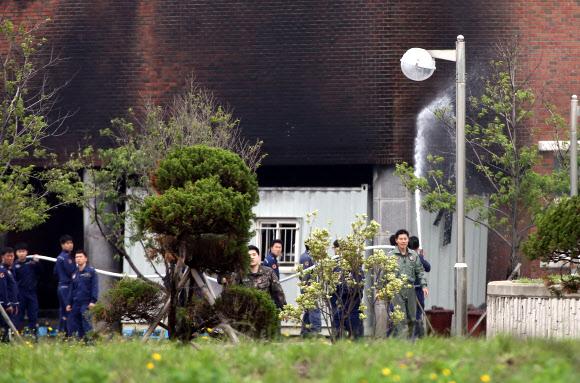 제주공항 해군 식당 화재 진화 10일 오전 불이 난 제주국제공항 내 해군 제615비행대 식당 건물 외부에서 군인들이 진화작업을 벌이고 있다.  연합뉴스