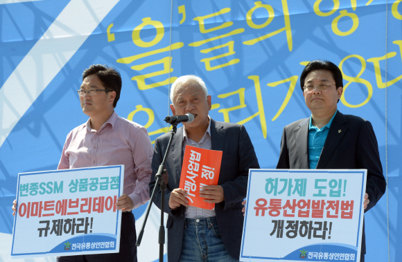 김한길 민주당 대표가 9일 오후 서울 여의도공원 문화마당에서 전국 ‘을’ 살리기 비대위와 경제민주화국민운동본부 주최로 열린 ‘경제민주화 국민대회 전국 을들의 만민공동회’에 참석, 인사말을 하고 있다. 왼쪽부터 우원식 민주당 을지로위원장, 김한길 대표, 전병헌 원내대표.안주영jya@seoul.co.kr