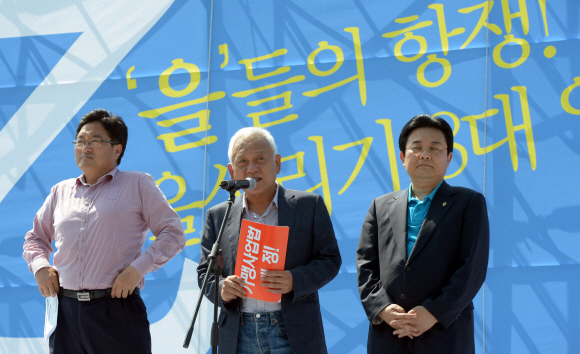 김한길 민주당 대표가 9일 오후 서울 여의도공원 문화마당에서 전국 ‘을’ 살리기 비대위와 경제민주화국민운동본부 주최로 열린 ‘경제민주화 국민대회 전국 을들의 만민공동회’에 참석, 인사말을 하고 있다. 왼쪽부터 우원식 민주당 을지로위원장, 김한길 대표, 전병헌 원내대표.안주영jya@seoul.co.kr