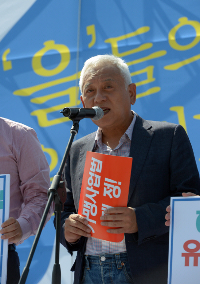 김한길 민주당 대표가 9일 오후 서울 여의도공원 문화마당에서 전국 ‘을’ 살리기 비대위와 경제민주화국민운동본부 주최로 열린 ‘경제민주화 국민대회 전국 을들의 만민공동회’에 참석, 인사말을 하고 있다. 안주영jya@seoul.co.kr