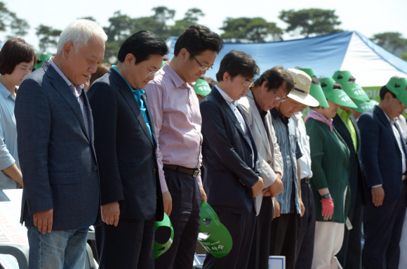 민주당 김한길 대표와 전병헌 원내대표, 우원식 최고위원이 9일 오후 서울 영등포구 여의도공원에서 열린 ‘을(乙) 살리기 경제민주화 국민대회 및 만민공동회’에서 묵념을 하고 있다. 민주당과 진보정의당, 경제민주화국민운동본부, 전국’을’살리기비상대책위원회가 주최한 이날 국민대회 참가자들은 정부와 국회에 ‘중소상인·자영업자 살리기 8대 입법 요구안을 6월 국회에서 반드시 통과시켜야 한다’고 촉구했다. 안주영jya@seoul.co.kr