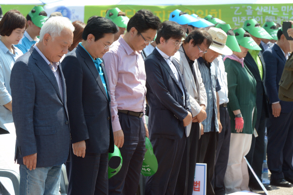 민주당 김한길 대표와 전병헌 원내대표, 우원식 최고위원이 9일 오후 서울 영등포구 여의도공원에서 열린 ‘을(乙) 살리기 경제민주화 국민대회 및 만민공동회’에서 묵념을 하고 있다. 민주당과 진보정의당, 경제민주화국민운동본부, 전국’을’살리기비상대책위원회가 주최한 이날 국민대회 참가자들은 정부와 국회에 ‘중소상인·자영업자 살리기 8대 입법 요구안을 6월 국회에서 반드시 통과시켜야 한다’고 촉구했다. 안주영jya@seoul.co.kr