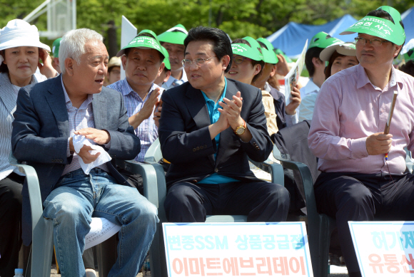 민주당 김한길 대표와 전병헌 원내대표가 9일 오후 서울 영등포구 여의도공원에서 열린 ‘을(乙) 살리기 경제민주화 국민대회 및 만민공동회’에참석 해 있다. 민주당과 진보정의당, 경제민주화국민운동본부, 전국’을’살리기비상대책위원회가 주최한 이날 국민대회 참가자들은 정부와 국회에 ‘중소상인·자영업자 살리기 8대 입법 요구안을 6월 국회에서 반드시 통과시켜야 한다’고 촉구했다.  안주영jya@seoul.co.kr