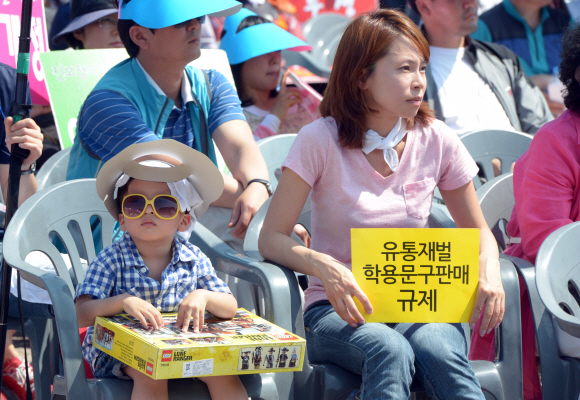 9일오후 서울 영등포구 여의도공원에서 열린 ‘을(乙) 살리기 경제민주화 국민대회 및 만민공동회’에서 참가자들이 중소상인 살리기 입법 요구안 통과를 촉구하는 구호를 외치고 있다. 민주당과 진보정의당, 경제민주화국민운동본부, 전국’을’살리기비상대책위원회가 주최한 이날 국민대회 참가자들은 정부와 국회에 ‘중소상인·자영업자 살리기 8대 입법 요구안을 6월 국회에서 반드시 통과시켜야 한다’고 촉구했다. 안주영jya@seoul.co.kr