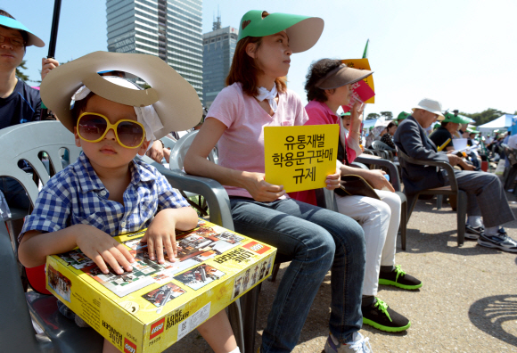 9일오후 서울 영등포구 여의도공원에서 열린 ‘을(乙) 살리기 경제민주화 국민대회 및 만민공동회’에서 참가자들이 중소상인 살리기 입법 요구안 통과를 촉구하는 구호를 외치고 있다. 민주당과 진보정의당, 경제민주화국민운동본부, 전국’을’살리기비상대책위원회가 주최한 이날 국민대회 참가자들은 정부와 국회에 ‘중소상인·자영업자 살리기 8대 입법 요구안을 6월 국회에서 반드시 통과시켜야 한다’고 촉구했다. 안주영jya@seoul.co.kr