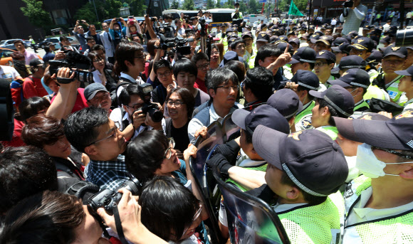 진입시도하는 쌍용차 관계자