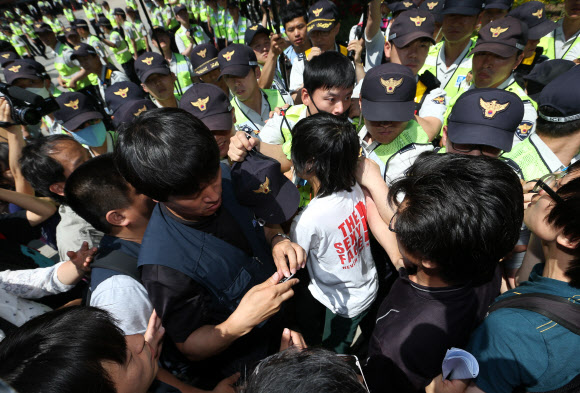 10일 오후 서울 중구 정동 덕수궁 대한문 앞에서 쌍용차 노동조합 관계자가 기자회견을 열기 위해 화단 앞으로 진입하고 있다. 경찰은 기자회견이 불법 폭력집회로 번질 우려가 있다며 이를 허가하지 않았다. 서울 중구청은 이날 오전 9시20분께 대한문 앞에 설치된 쌍용자동차 범국민대책위원회 임시 분향소를 철거했다.  연합뉴스