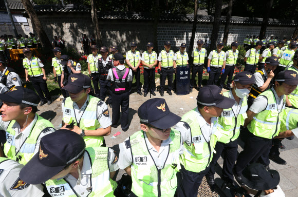 대한문 앞 임시 분향소 철거… 지금 그곳은?   10일 오후 서울 중구 정동 덕수궁 대한문 앞 임시 분향소가 있던 자리에 경찰 병력이 배치되어 있다. 서울 중구청은 이날 오전 대한문 앞에 설치된 쌍용자동차 범국민대책위원회 임시 분향소를 철거했다. 연합뉴스