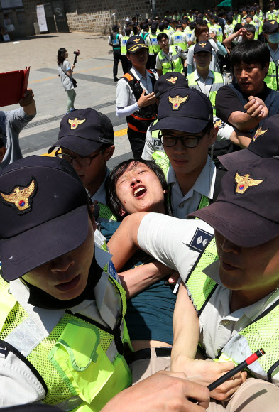 대한문 앞 임시 분향소 철거… 연행되는 쌍용차 관계자     10일 오후 서울 중구 정동 덕수궁 대한문 앞에서 쌍용차 노동조합 관계자가 기자회견을 열기 위해 화단 앞으로 들어서다 경찰에 연행되고 있다. 경찰은 기자회견이 불법 폭력집회로 번질 우려가 있다며 이를 허가하지 않았다. 서울 중구청은 이날 오전 9시20분께 대한문 앞에 설치된 쌍용자동차 범국민대책위원회 임시 분향소를 철거했다. 연합뉴스