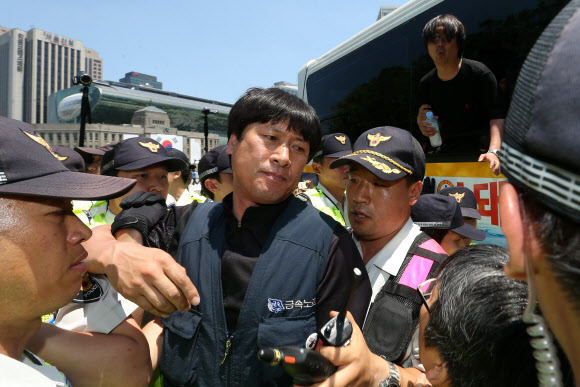 대한문 앞 임시 분향소 철거… 연행되는 쌍용차 관계자     10일 오후 서울 중구 정동 덕수궁 대한문 앞에서 쌍용차 노동조합 관계자가 기자회견을 열기 위해 화단 앞으로 들어서다 경찰에 연행되고 있다. 경찰은 기자회견이 불법 폭력집회로 번질 우려가 있다며 이를 허가하지 않았다. 서울 중구청은 이날 오전 9시20분께 대한문 앞에 설치된 쌍용자동차 범국민대책위원회 임시 분향소를 철거했다. 연합뉴스