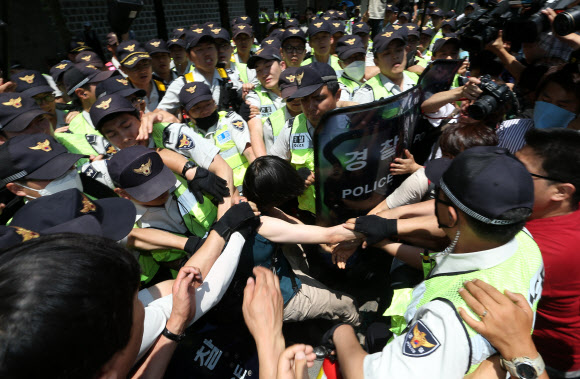 대한문 앞 임시 분향소 철거… 연행되는 쌍용차 관계자     10일 오후 서울 중구 정동 덕수궁 대한문 앞에서 쌍용차 노동조합 관계자가 기자회견을 열기 위해 화단 앞으로 들어서다 경찰에 연행되고 있다. 경찰은 기자회견이 불법 폭력집회로 번질 우려가 있다며 이를 허가하지 않았다. 서울 중구청은 이날 오전 9시20분께 대한문 앞에 설치된 쌍용자동차 범국민대책위원회 임시 분향소를 철거했다. 연합뉴스