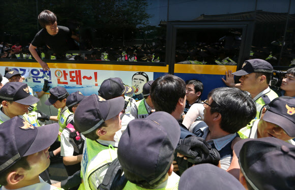 대한문 앞 임시 분향소 철거… 연행되는 쌍용차 관계자     10일 오후 서울 중구 정동 덕수궁 대한문 앞에서 쌍용차 노동조합 관계자가 기자회견을 열기 위해 화단 앞으로 들어서다 경찰에 연행되고 있다. 경찰은 기자회견이 불법 폭력집회로 번질 우려가 있다며 이를 허가하지 않았다. 서울 중구청은 이날 오전 9시20분께 대한문 앞에 설치된 쌍용자동차 범국민대책위원회 임시 분향소를 철거했다. 연합뉴스