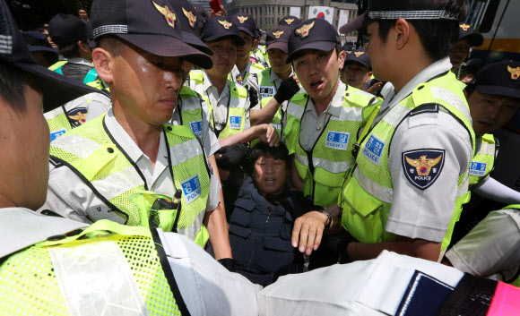 대한문 앞 임시 분향소 철거… 연행되는 쌍용차 관계자     10일 오후 서울 중구 정동 덕수궁 대한문 앞에서 쌍용차 노동조합 관계자가 기자회견을 열기 위해 화단 앞으로 들어서다 경찰에 연행되고 있다. 경찰은 기자회견이 불법 폭력집회로 번질 우려가 있다며 이를 허가하지 않았다. 서울 중구청은 이날 오전 9시20분께 대한문 앞에 설치된 쌍용자동차 범국민대책위원회 임시 분향소를 철거했다. 연합뉴스