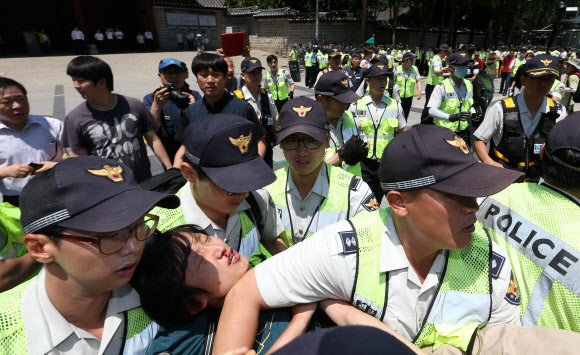 대한문 앞 임시 분향소 철거… 연행되는 쌍용차 관계자     10일 오후 서울 중구 정동 덕수궁 대한문 앞에서 쌍용차 노동조합 관계자가 기자회견을 열기 위해 화단 앞으로 들어서다 경찰에 연행되고 있다. 경찰은 기자회견이 불법 폭력집회로 번질 우려가 있다며 이를 허가하지 않았다. 서울 중구청은 이날 오전 9시20분께 대한문 앞에 설치된 쌍용자동차 범국민대책위원회 임시 분향소를 철거했다. 연합뉴스