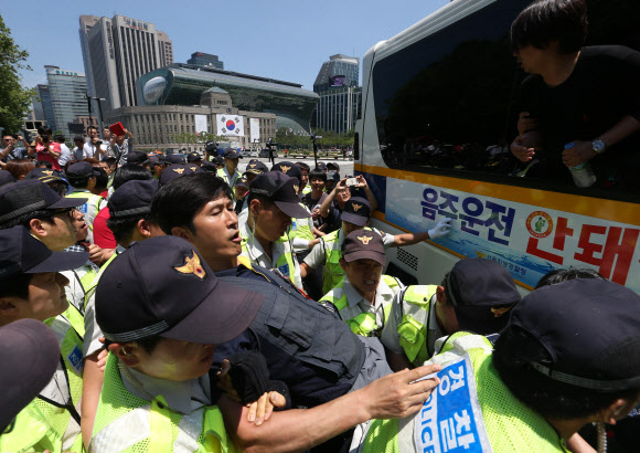 대한문 앞 임시 분향소 철거… 연행되는 쌍용차 관계자     10일 오후 서울 중구 정동 덕수궁 대한문 앞에서 쌍용차 노동조합 관계자가 기자회견을 열기 위해 화단 앞으로 들어서다 경찰에 연행되고 있다. 경찰은 기자회견이 불법 폭력집회로 번질 우려가 있다며 이를 허가하지 않았다. 서울 중구청은 이날 오전 9시20분께 대한문 앞에 설치된 쌍용자동차 범국민대책위원회 임시 분향소를 철거했다. 연합뉴스